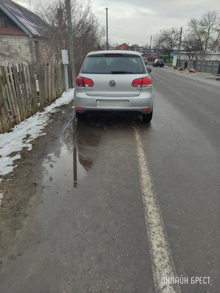 Читатель: Брест, м-н Речица. Имеет ли данный водитель так оставлять автомобиль? Фото сделаны в разные дни