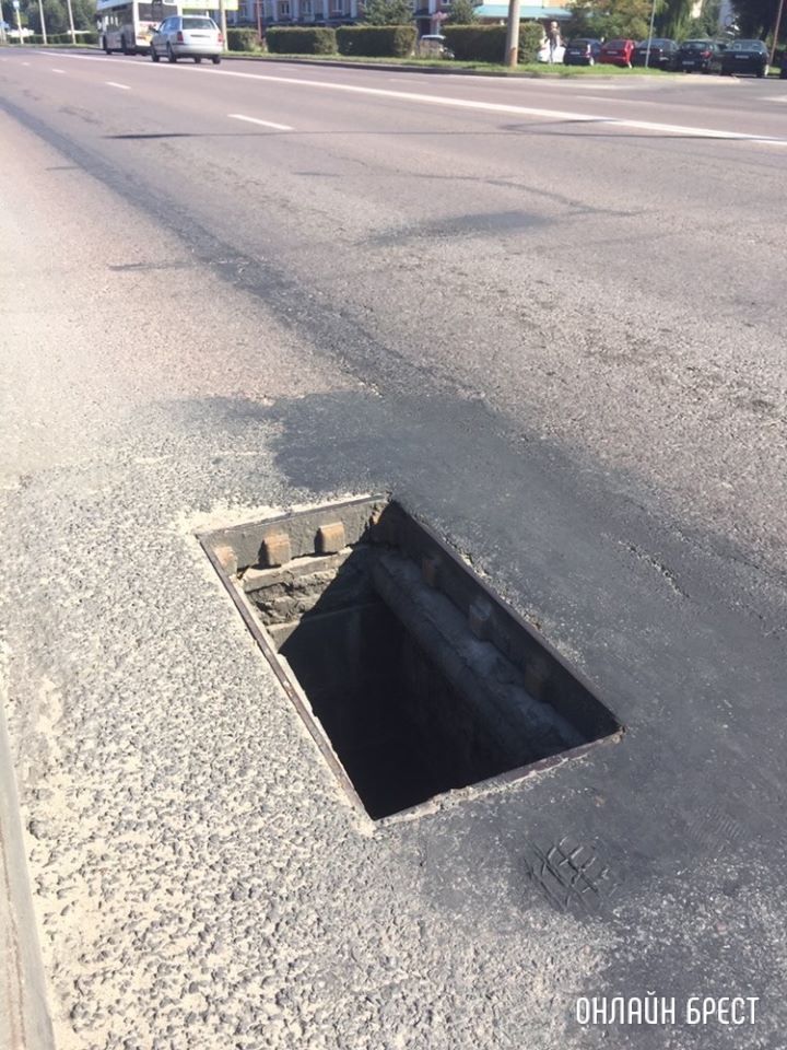 Опасно! В Бресте на Суворова открыта ливневка. Недалеко от Цветотрона