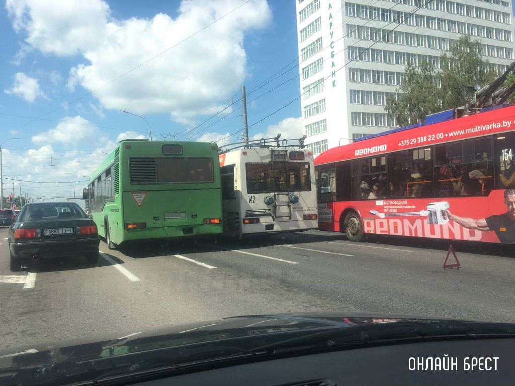 Читатель: В Бресте на Московской притёрлись автобус и троллейбус