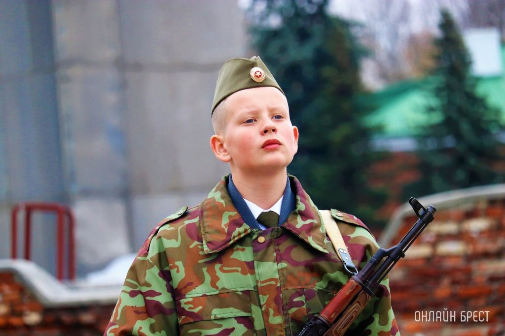 Читатель: Брестские школьники продолжают нести почётную Вахту в Брестской крепости