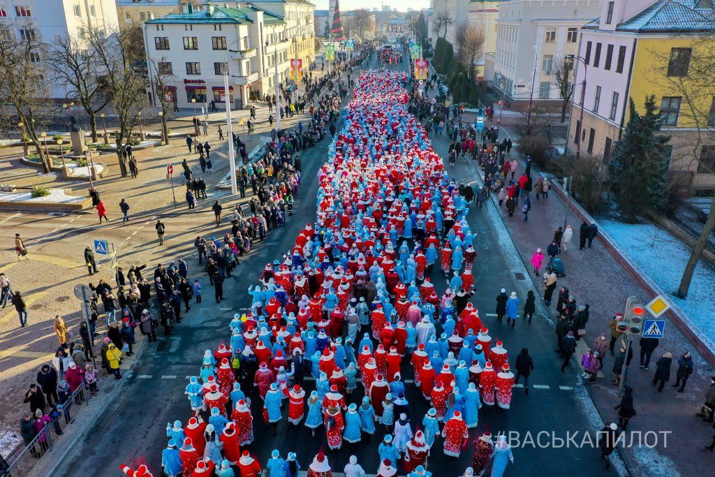 Посмотрите с высоты. Сегодня в Бресте провели рождественский парад