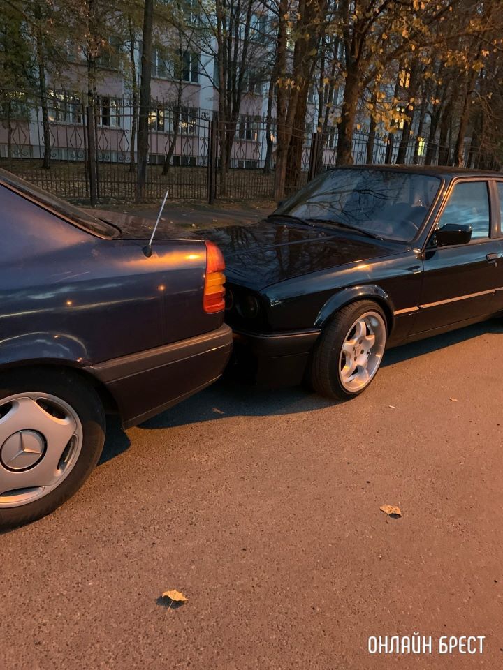 Читатель: Вот так в Бресте паркуют автомобили. Как выезжать?