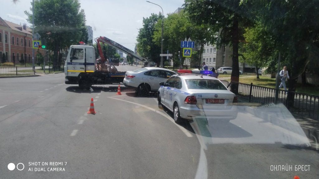 Читатель: Сегодня в Бресте возле ЖД техникума произошло ДТП. Машина не слабо так пострадала