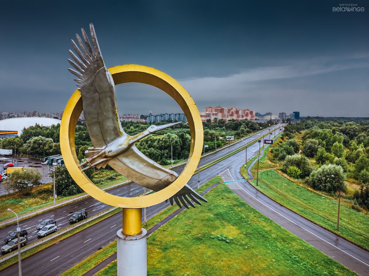 Стела «Летящий аист» возле Гребного канала в Бресте