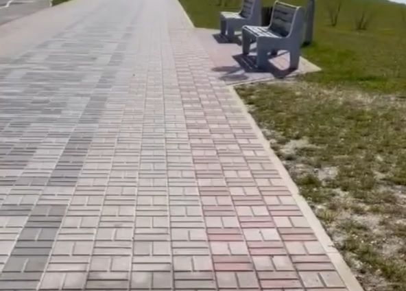 Читатель: Вчера шли к Брестской крепости и увидели это пятно. Откуда оно взялось?