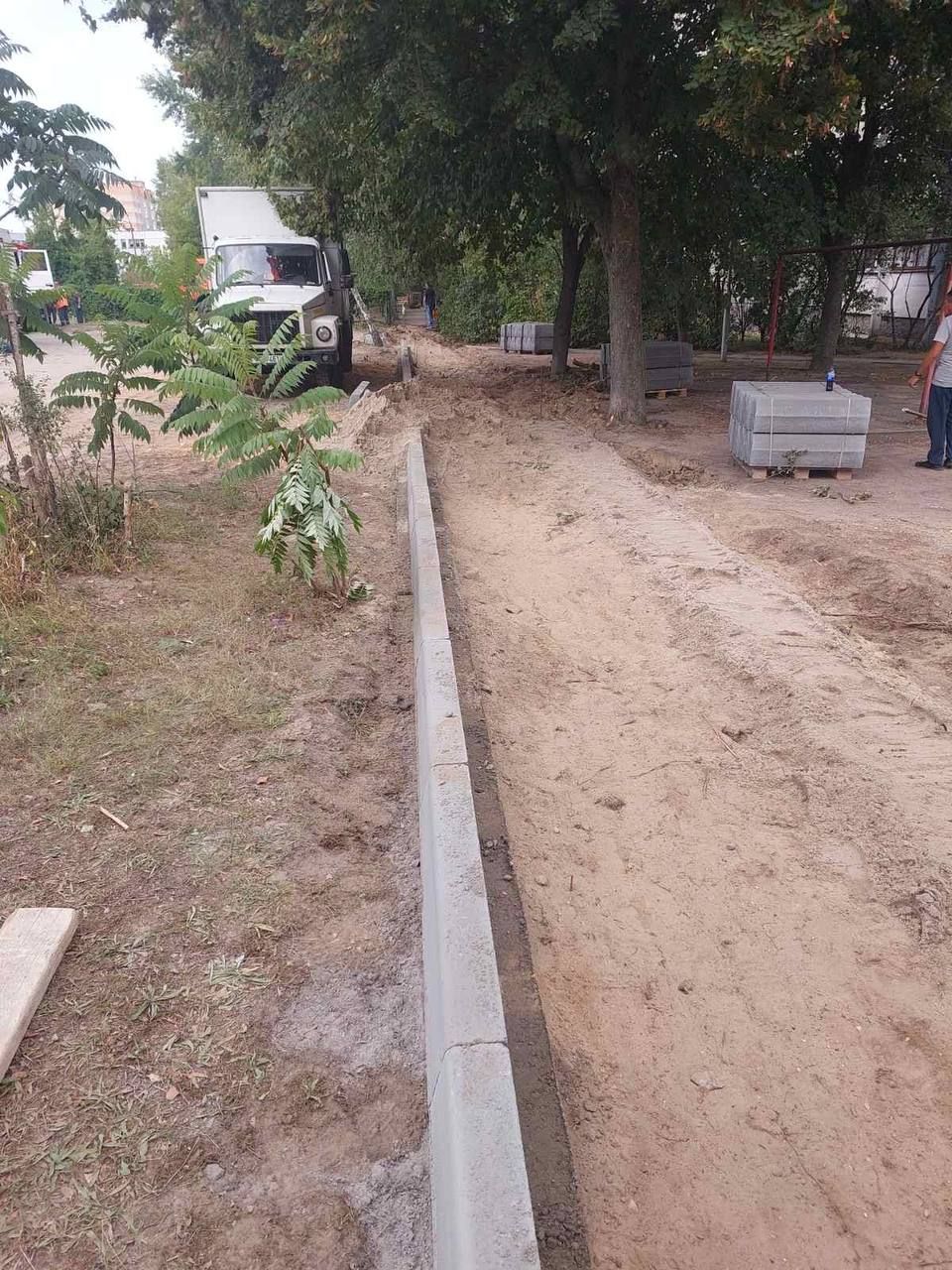 В Бресте на улице Орловской благоустраивают проезд к 28 школе - ведется установка дорожного и тротуарного бортов