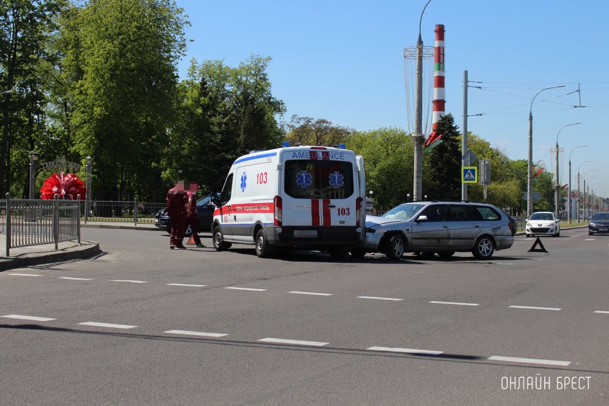 Читатель: В Бресте на Машерова «скорая» попала в ДТП