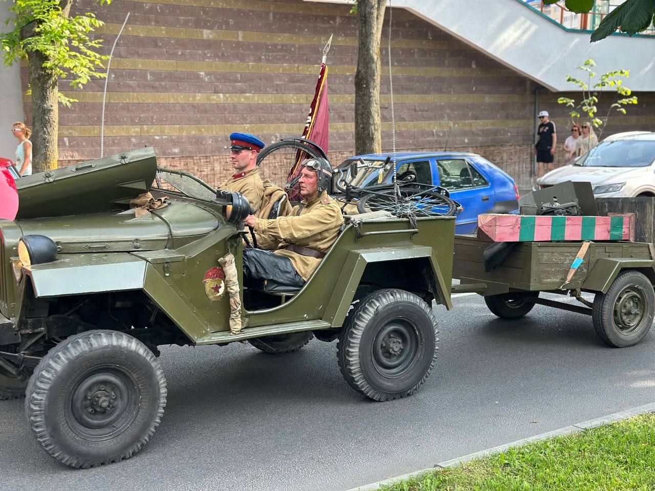 Марш реконструкторов проходит сейчас по улицам Бреста