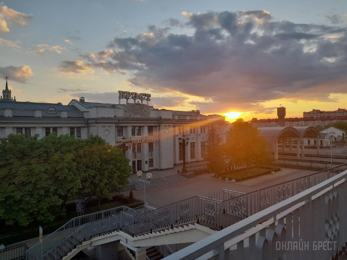Читатель: Красивый закат в Бресте. Фото сделано на ЖД вокзале