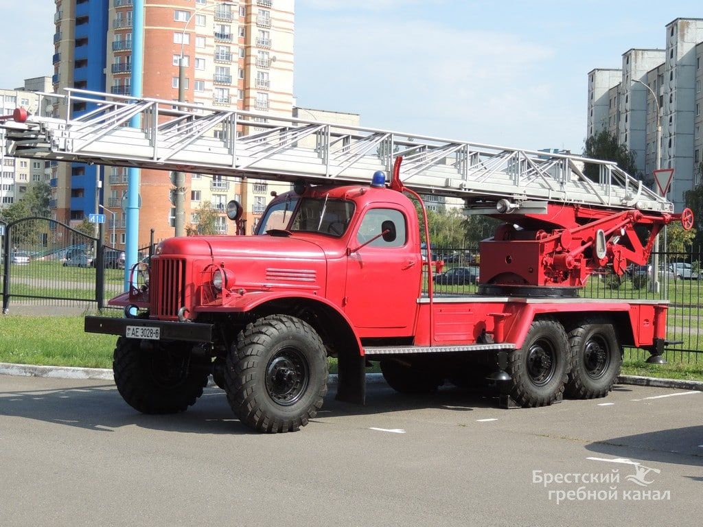 В Бресте на парковке Гребного канала собирается пожарная техника