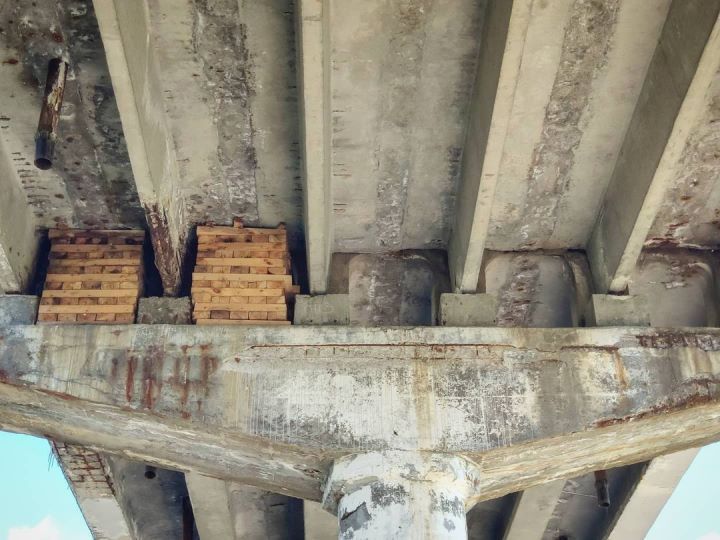 Посмотрите на состояние моста по трассе М1 (возле д. Клейники, если ехать с ПП Козловичи в сторону Каменецкого кольца)