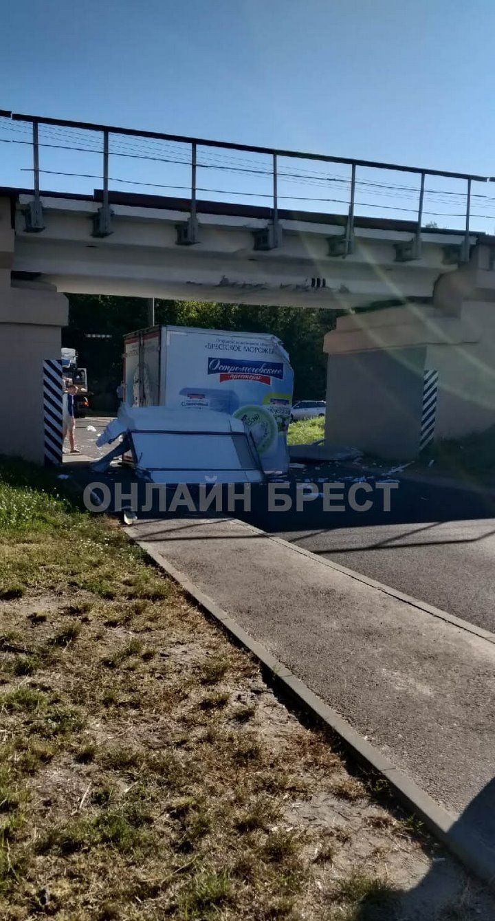 Читатель: Необычное ДТП произошло в Бресте на ул. Шевченко. Грузовик не смог проехать под мостом