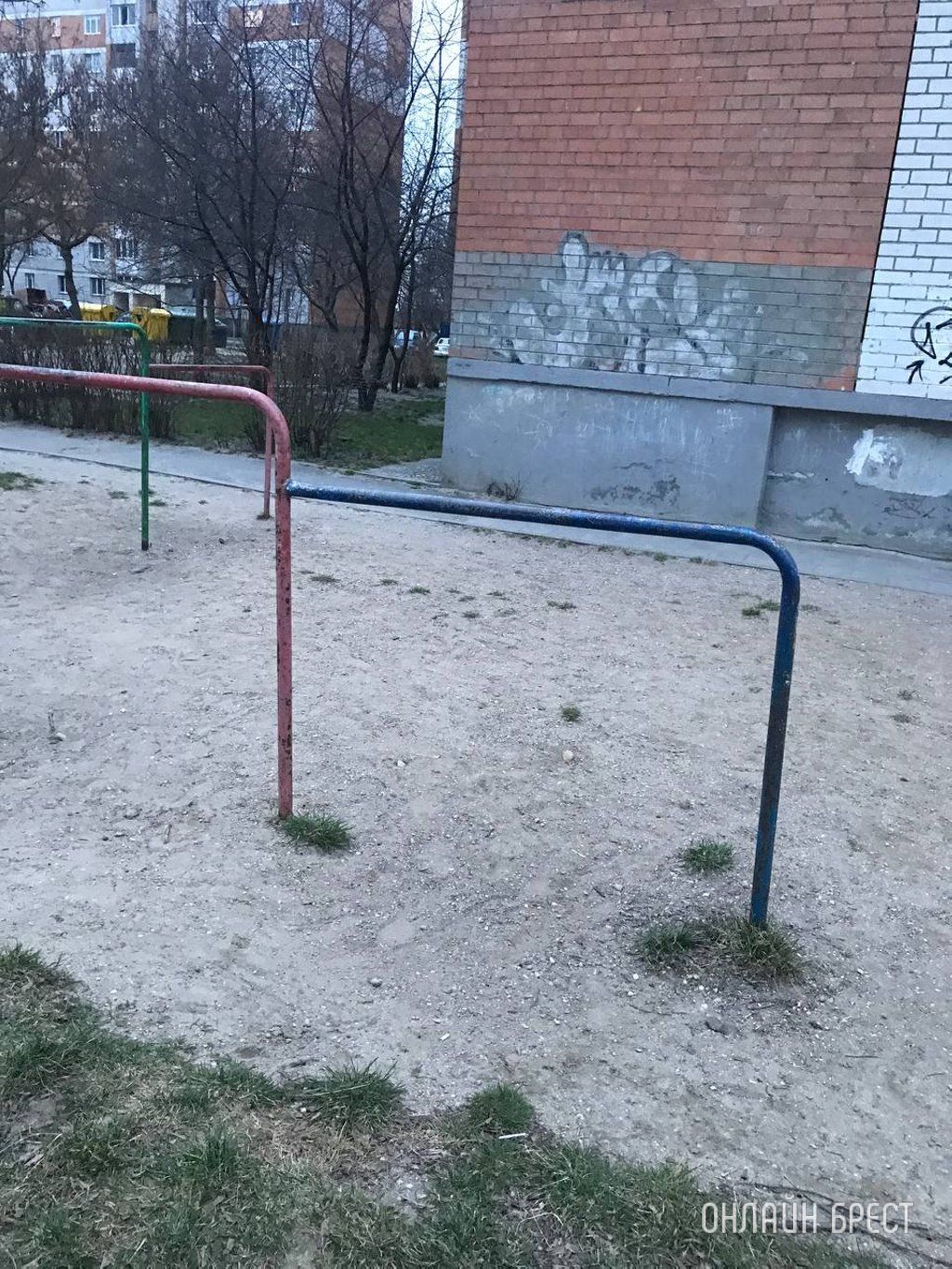 Читатель: Проживаю в Бресте на ул. Суворова, 96/2. У нас во дворе много деток разного возраста , но площадка около нас вот в таком состоянии