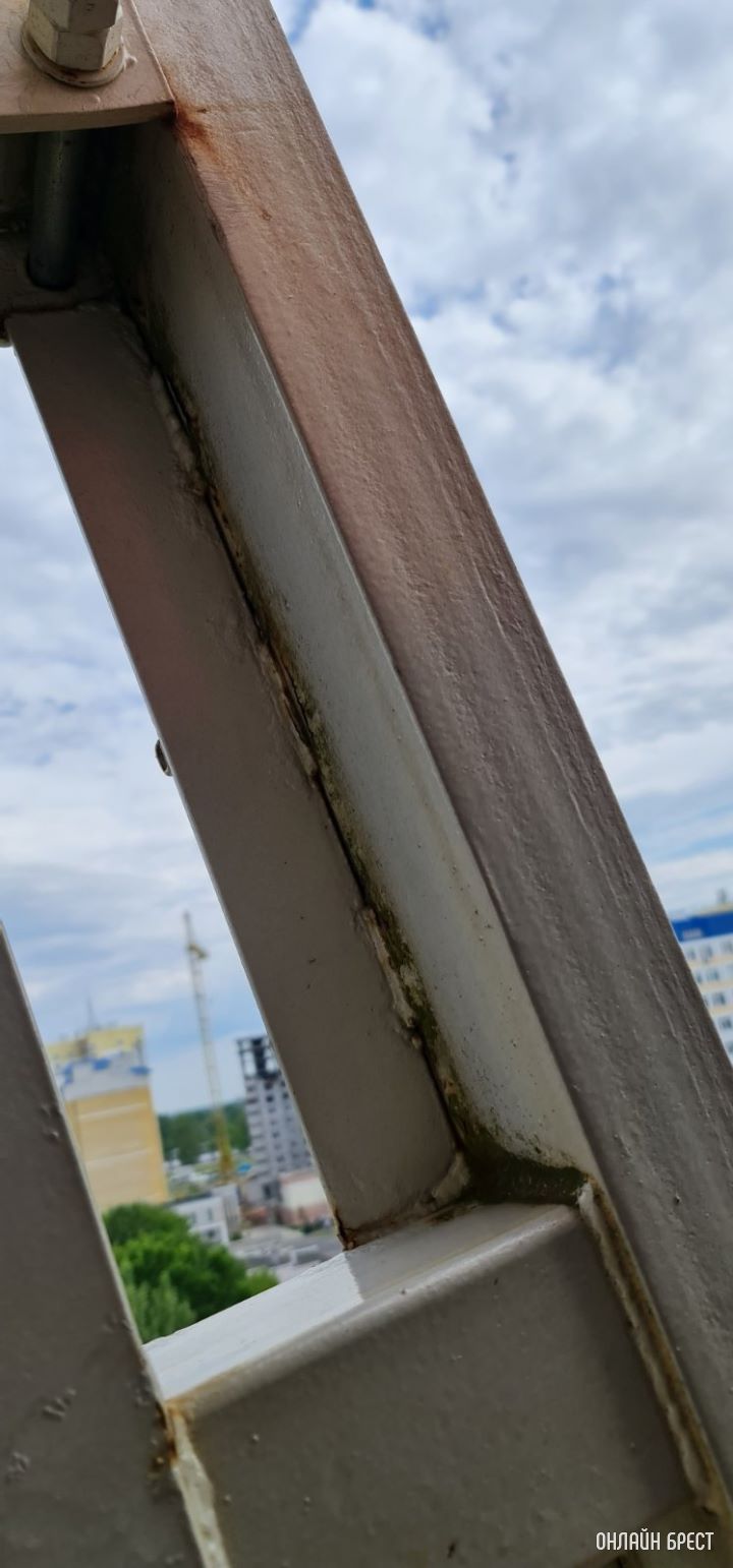 В Бресте колесо обозрения начинает ржаветь