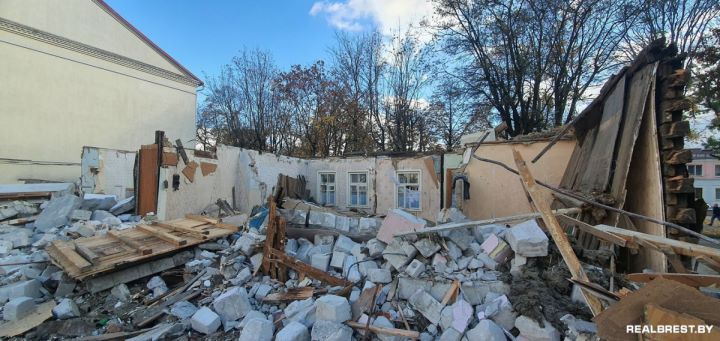 В Бресте на Гоголя продолжается снос старых домов