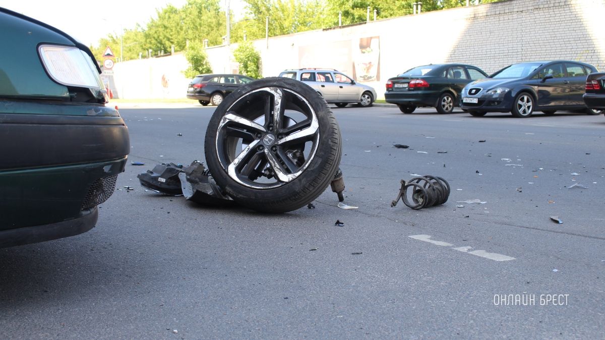 Читатель: Фото с места серьёзной аварии, которая произошла сегодня на Гоголя в Бресте