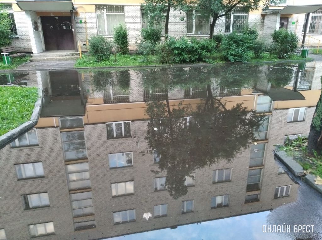 Последствия дождей. Вот так затопило дворы на Машерова в Бресте. Из подъезда невозможно выйти