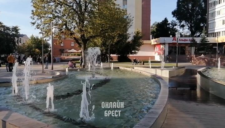 Фонтан на Советской в Бресте. Интересно, так и должно работать? Или кто-то уже сбил форсунки?