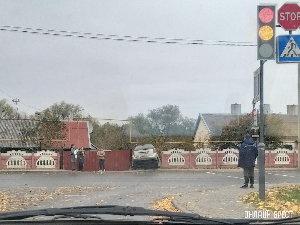 Читатель: Вчера в Кобрине произошло непонятное ДТП. Как думаете, что случилось? Уснул? Отвлёкся? Подрезали? Или?