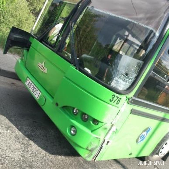 Вчера в Бресте автобус 13а попал в ДТП