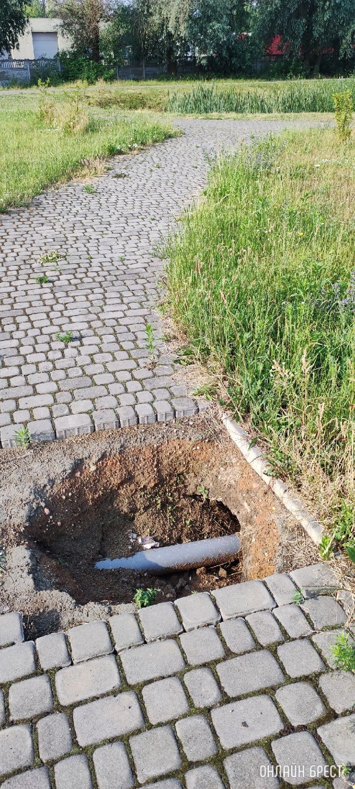 Яму, которая образовалась на пешеходной дороге, засыпали! Спасибо! Брест, ул.Краснознаменная, за ост. Колесника