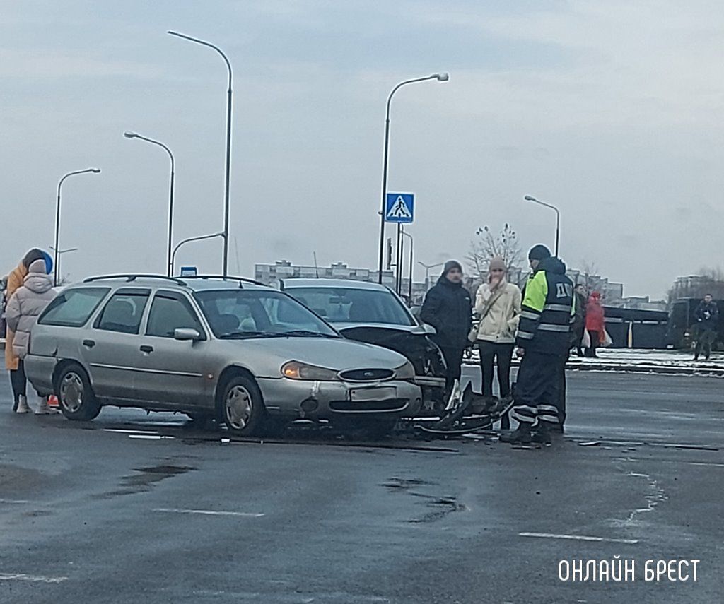 Читатель: Будьте осторожны на дорогах! Берегите себя. На фото ДТП, которые произошли вчера в Бресте