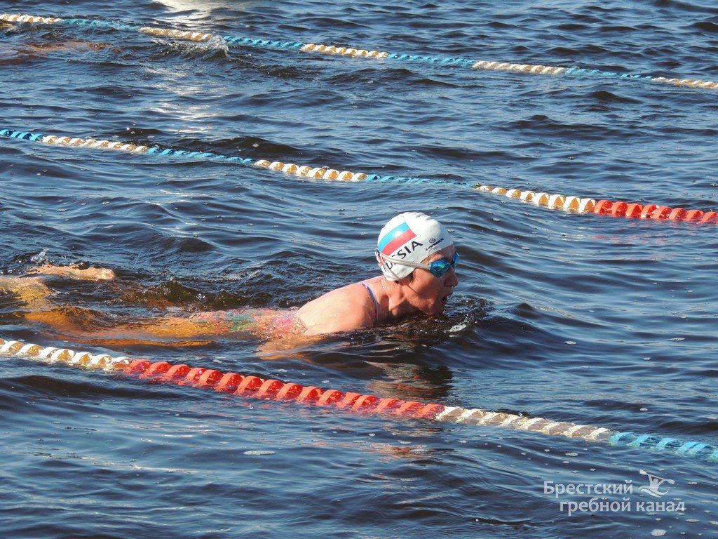 В Бресте начались соревнования по зимнему плаванию