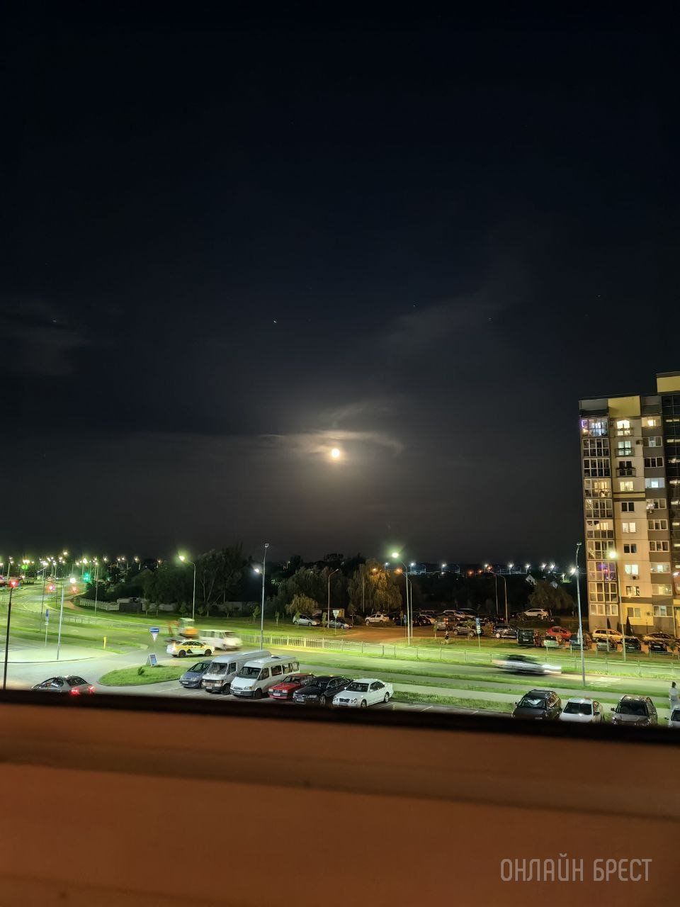 Читатель: Выгляните в окно, посмотрите, какая сегодня луна красивая