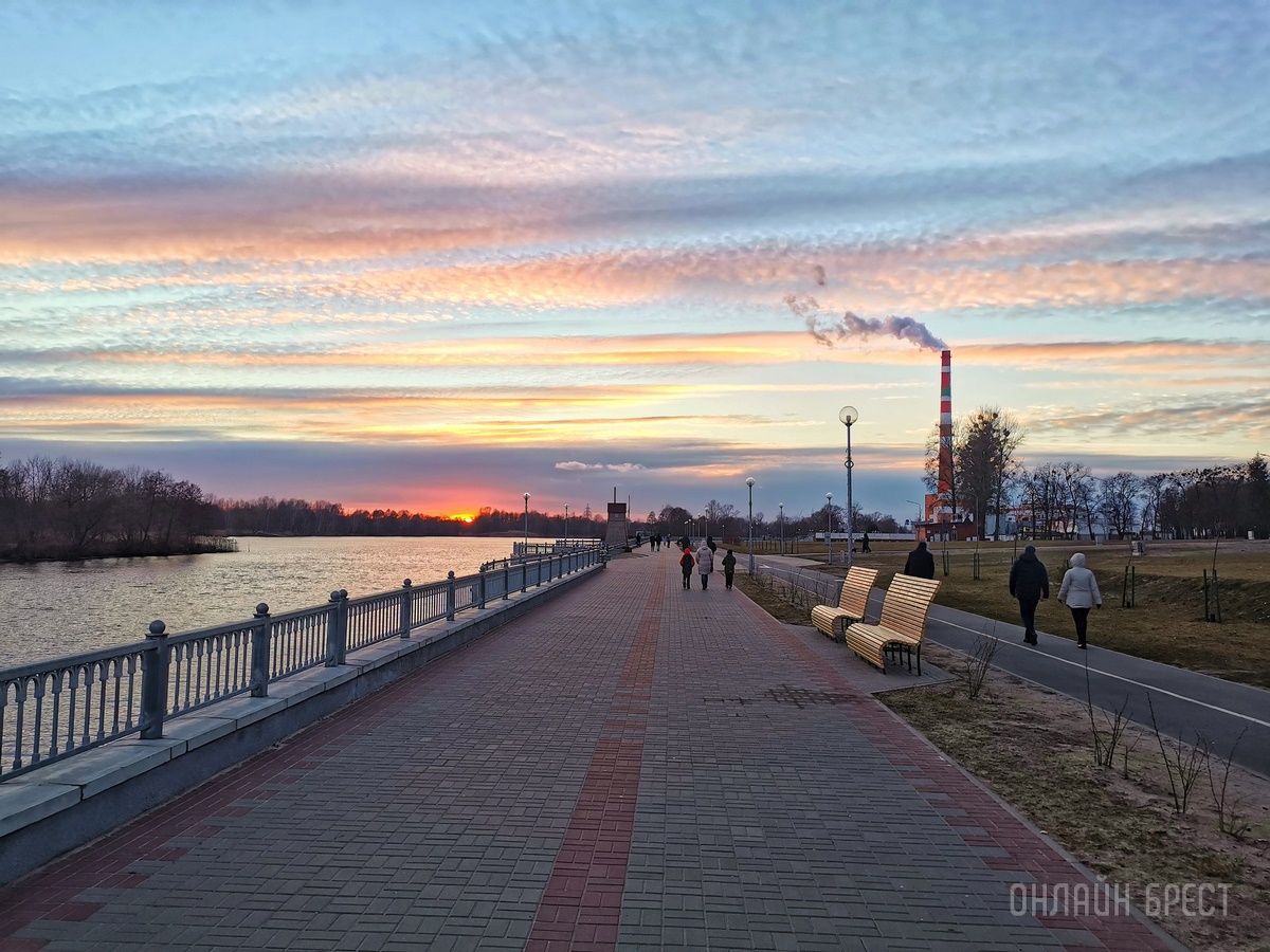 Читатель: Красивое окончание праздничного дня, 8 марта. Брест, Набережная