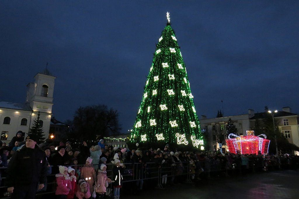 Главные ёлки Бреста в разные годы