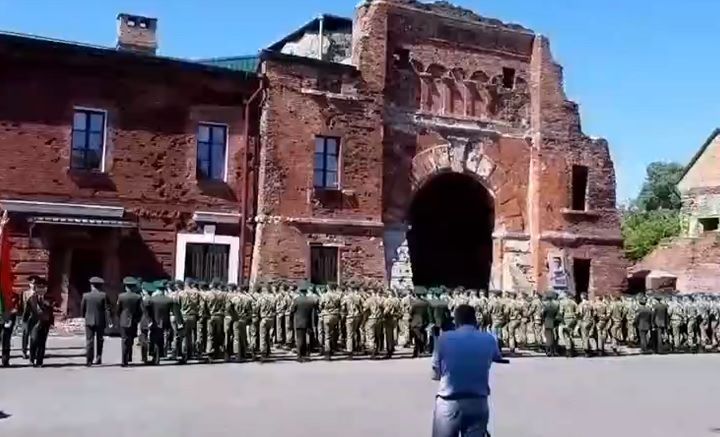 В эти минуты в Брестской крепости проходит присяга пограничников-новобранцев Брестской Краснознаменной пограничной группы имени Ф.Э. Дзержинского
