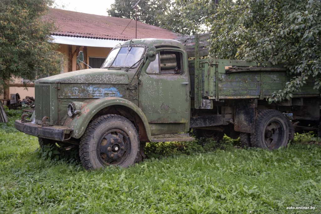 Находки в гараже. Белорус больше 40 лет коллекционирует и реставрирует советские авто