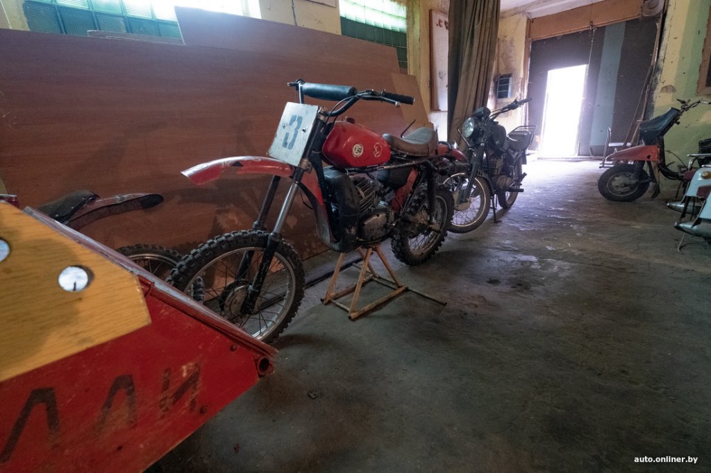 Находки в гараже. Белорус больше 40 лет коллекционирует и реставрирует советские авто