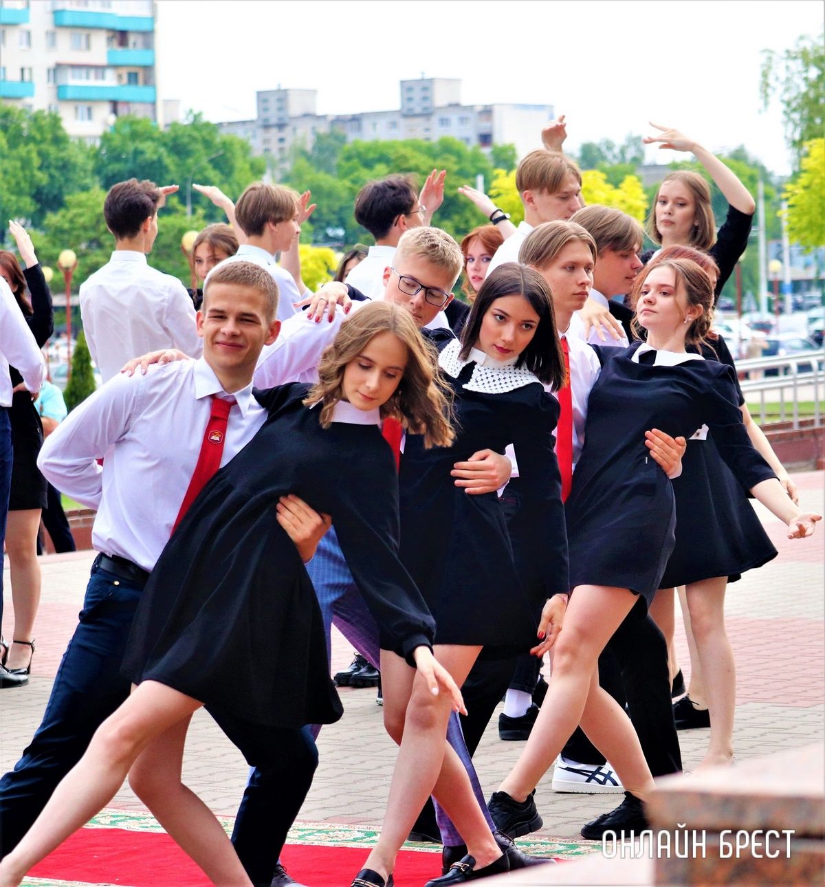 Читатель: Школьный вальс на празднике выпускников Московского района г. Бреста