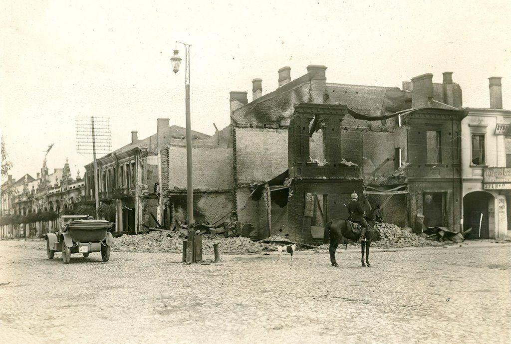 Вид на угол улиц Шоссейная (сегодня проспект им. П. М. Машерова) и Полицейская (сегодня ул. Советская). Брест-Литовск, 1915 г.