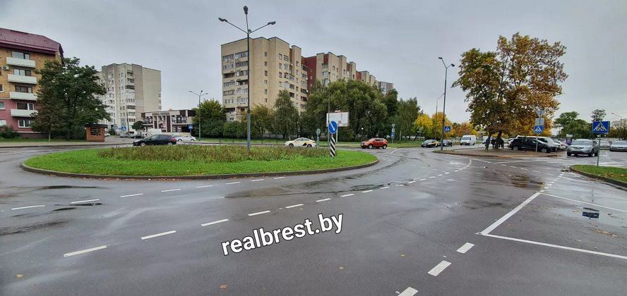 На перекрестке с круговым движением улиц Гоголя и Кирова в Бресте обновили разметку