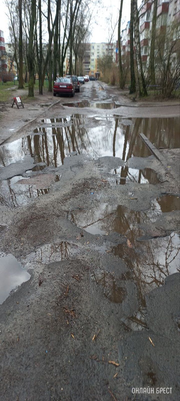 Читатель: Этот двор нуждается в ремонте дорог. Брест, ул. Кривошеино 9/1