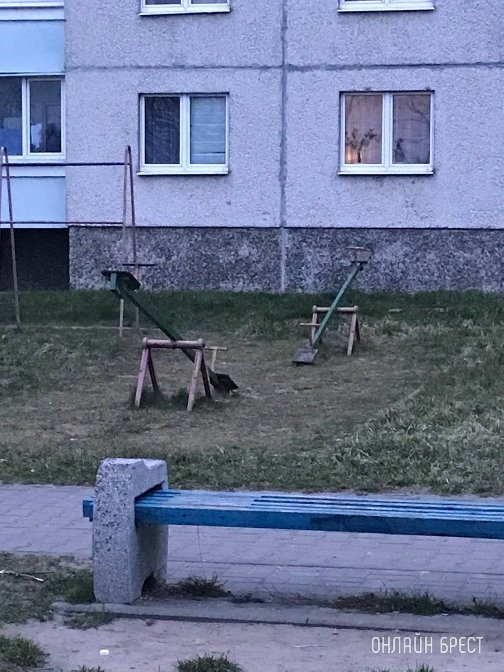 Читатель: Проживаю в Бресте на ул. Суворова, 96/2. У нас во дворе много деток разного возраста , но площадка около нас вот в таком состоянии