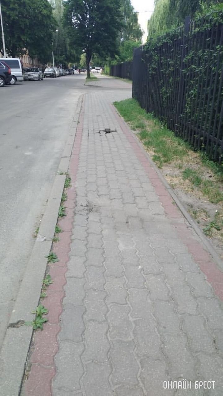 Яма на тротуаре вдоль СШ №15 (ул. Кирова)