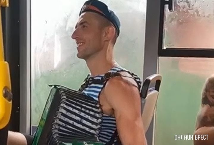 Вот такое позитивное утро в брестском транспорте :) Дорогие десантники! Поздравляю вас с Днём ВДВ!