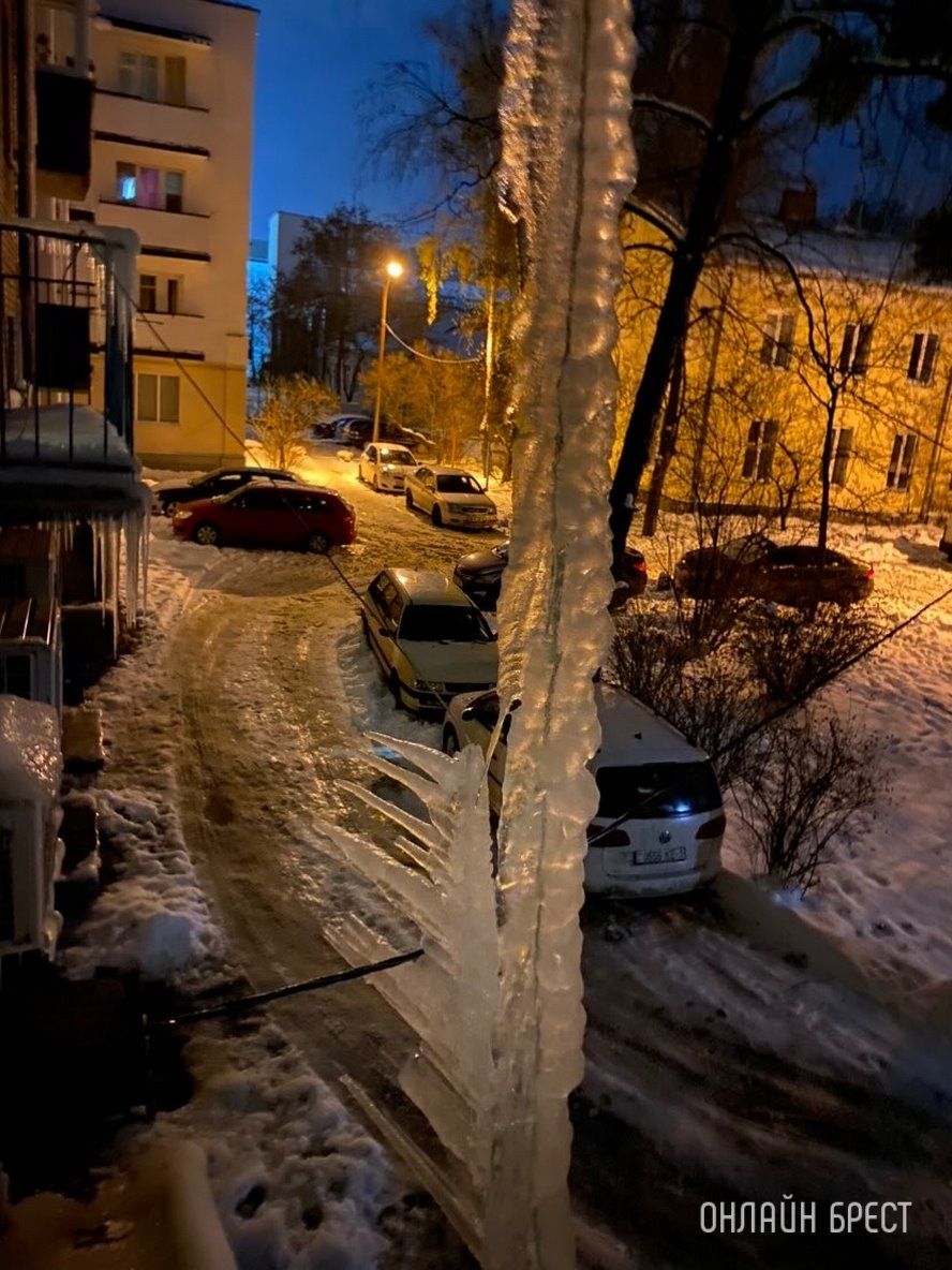 Читатель: Огромная сосулька легла на кабель, подводящийся к подъезду. Двор в Бресте на улице Гоголя, 32