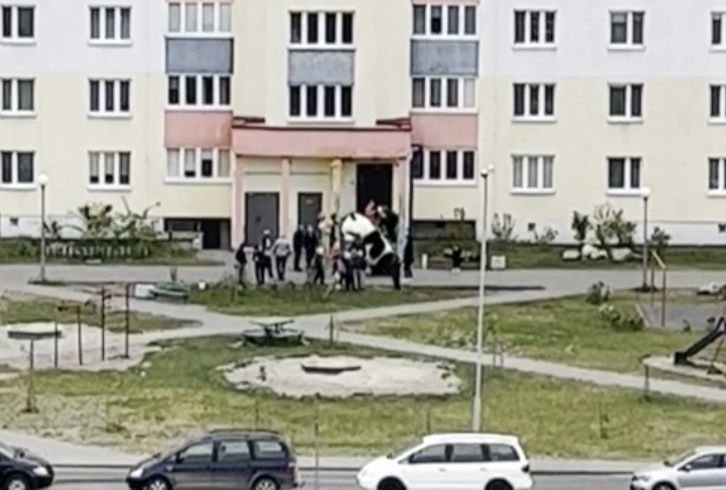 Читатель: В Бресте на Сальникова весело поздравили малыша с днём рождения