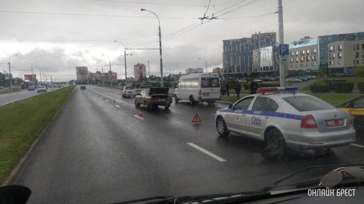 В Бресте на проспекте Республики «Мерседес» попал в ДТП