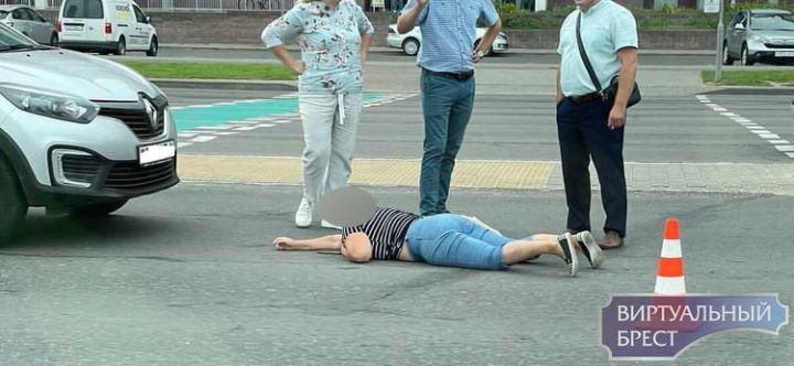 В Бресте на Московской лежит женщина. Сбили?