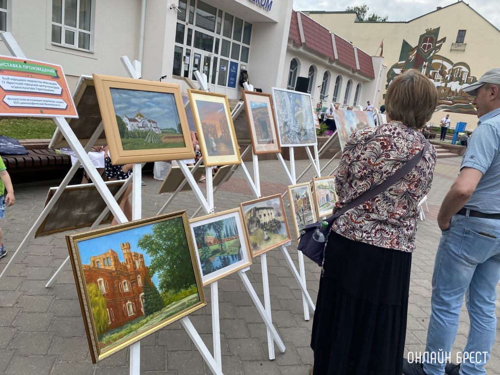 На Советской представлена выставка картин, посвященных Брестской крепости и Великой Отечественной войне