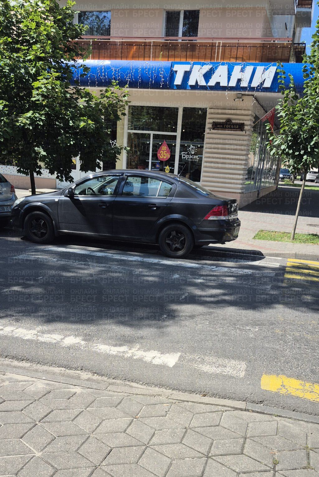 Читательница: Ситуация в Бресте. Это вообще нормально так парковаться?