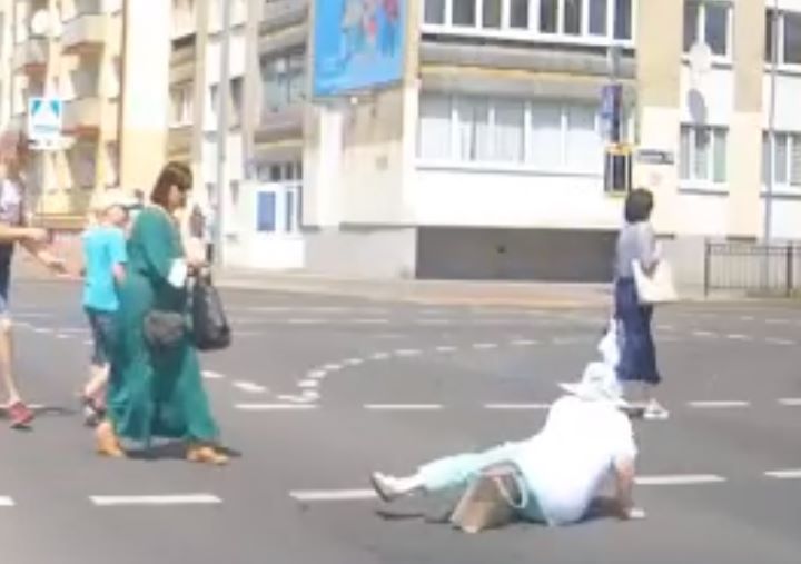 Брестчане поспешили на помощь упавшей женщине на пешеходном переходе