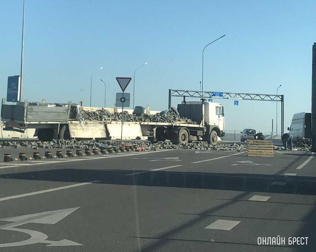 В Бресте на Западном обходе рассыпался груз