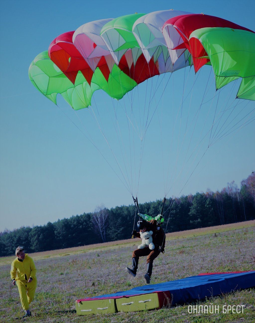 Читатель: Костюмированное шоу от брестских парашютистов