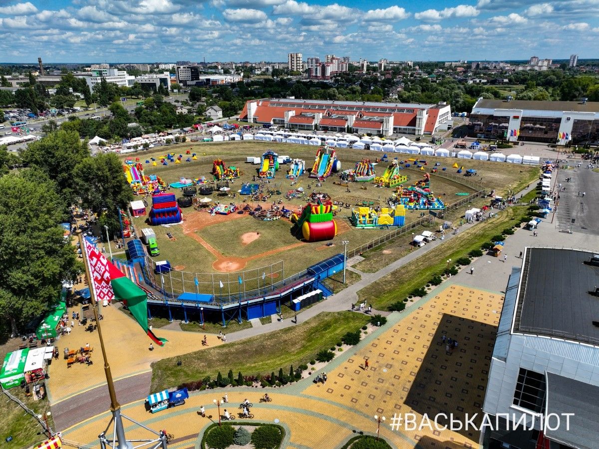 Смотрите, что сейчас происходит возле Ледового дворца Бреста